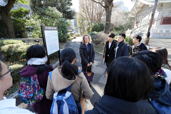 鮑博士與香港大學學生參訪為紀念關東大地震而建的橫網町公園
 
